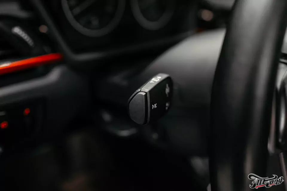Химчистка салона BMW X1, мойка и консервация подкапотного пространства, полировка и защита фар
